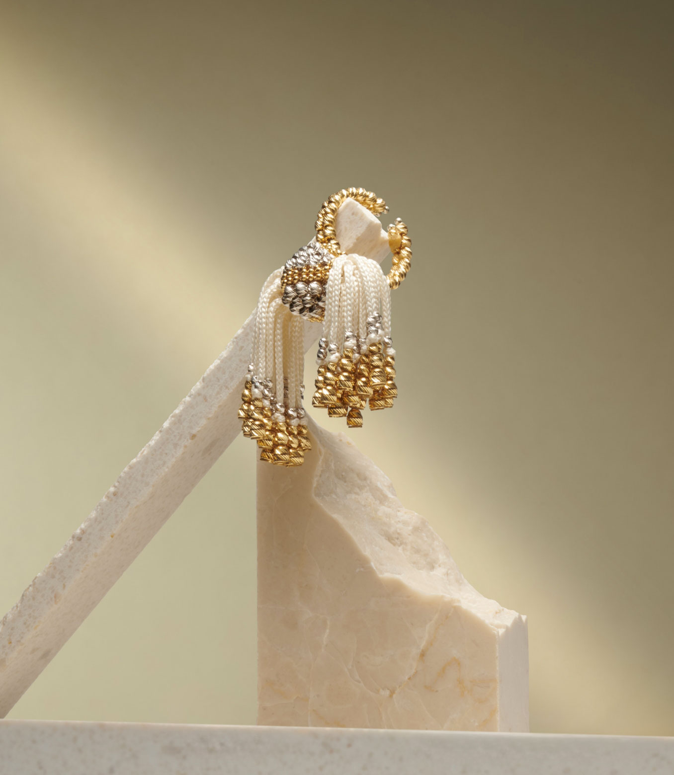 <p>Anello in oro giallo e bianco e seta bianca</p>