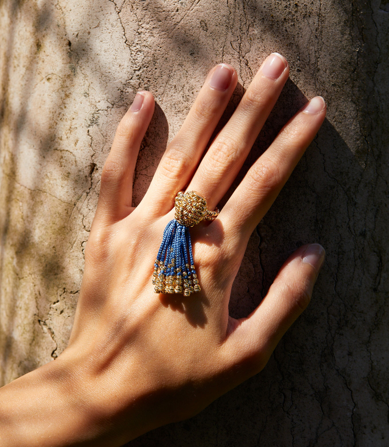 <p>Anello in oro giallo e seta blu</p>