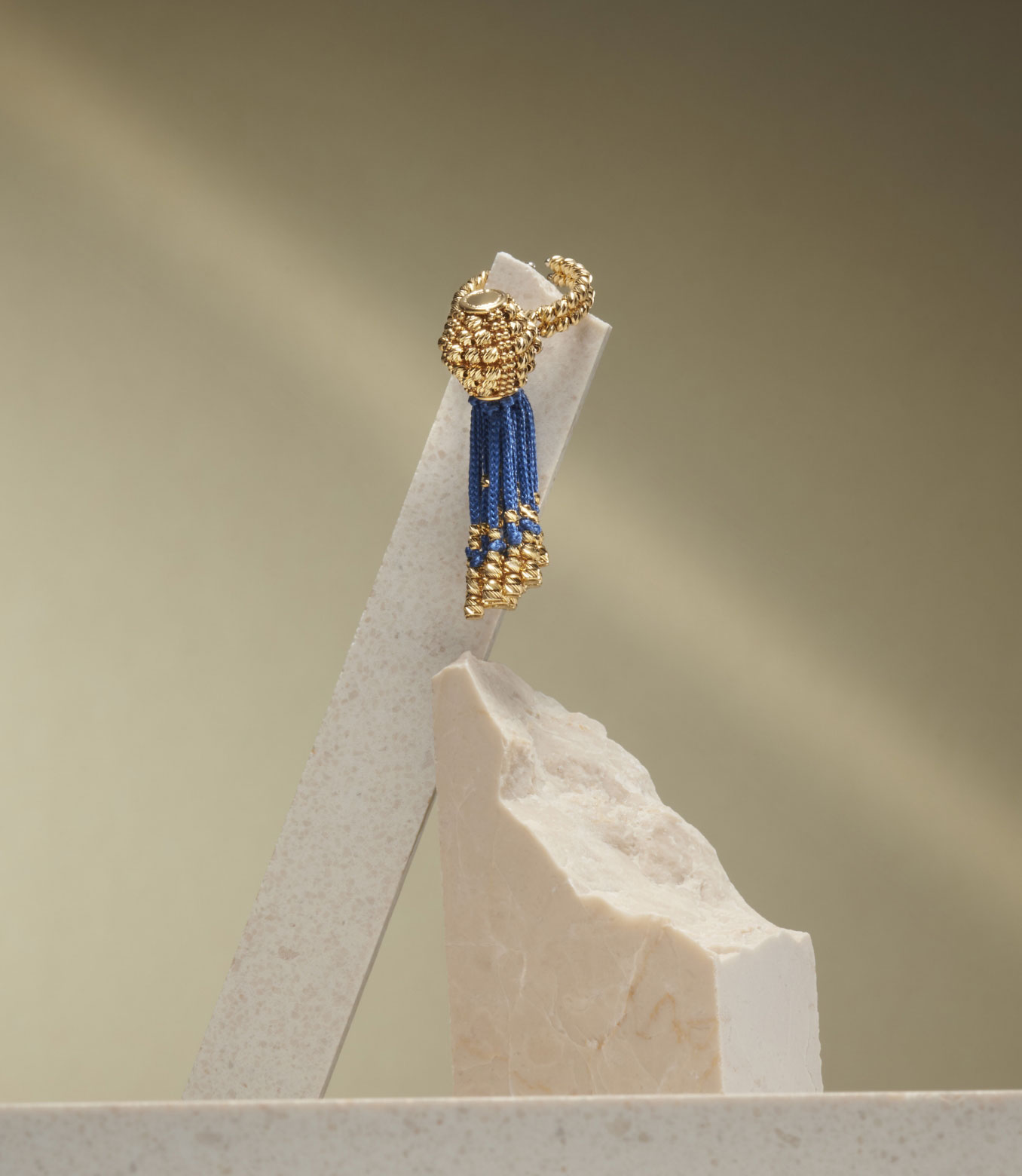 <p>Anello in oro giallo e seta blu</p>