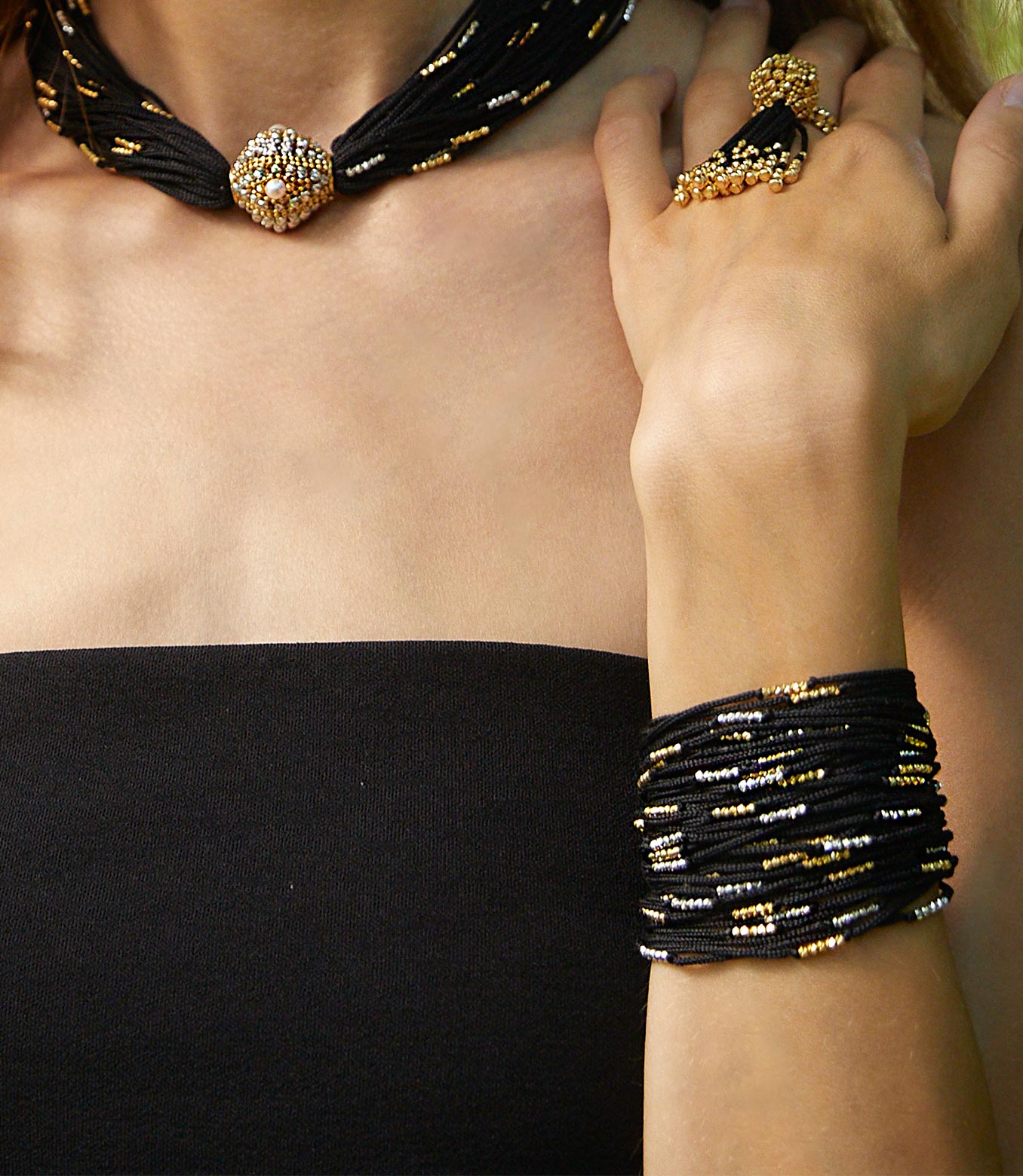 <p>Bracciale in oro rosa e bianco e seta nera</p>