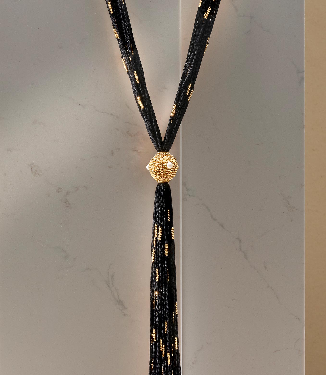 <p>Collana in oro giallo e seta nera con perle</p>