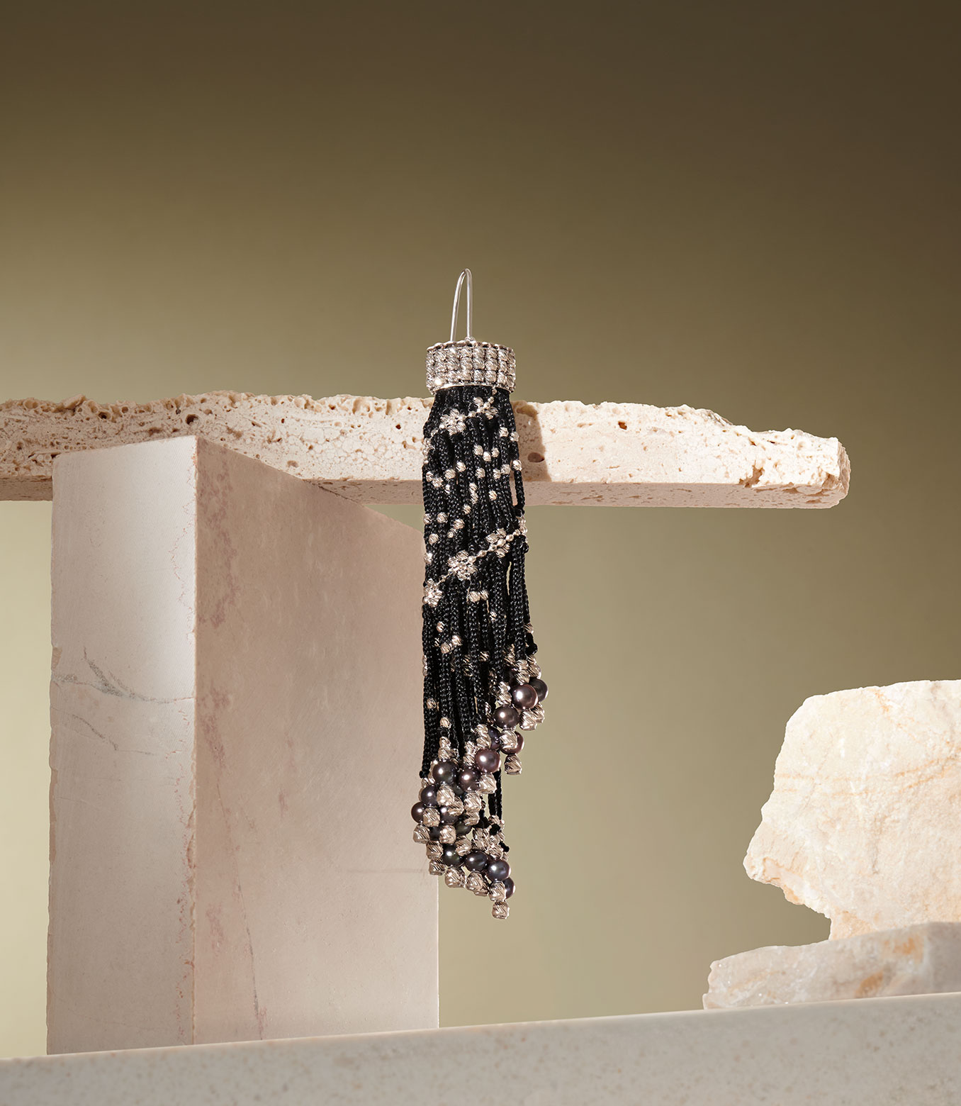 <p>Orecchino in oro bianco e seta nera con perle</p>