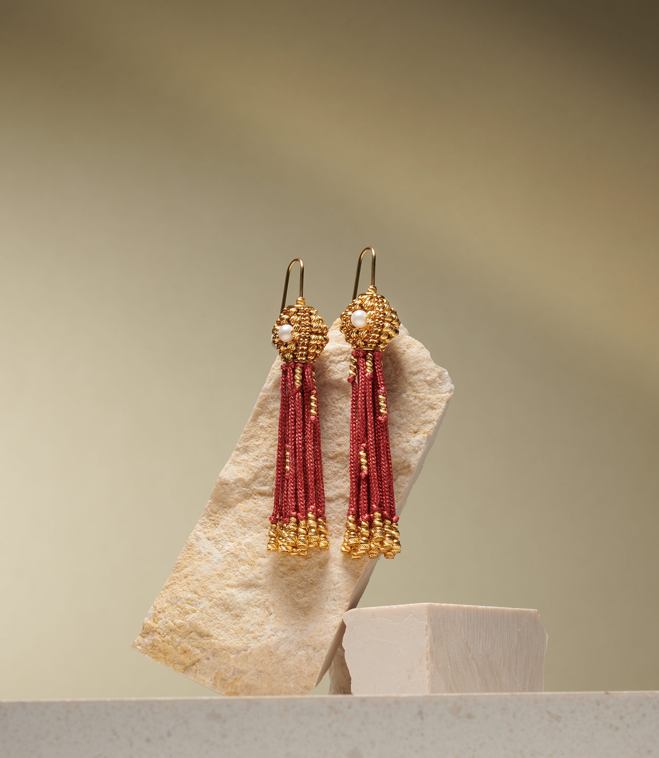 <p>Orecchini in oro giallo e seta rossa con perle</p>